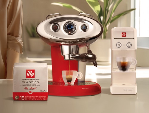 illy espresso machine pouring a fresh espresso